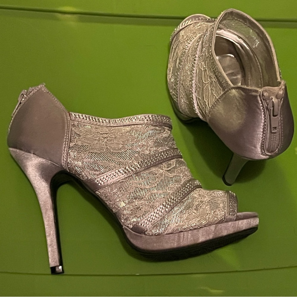 De blossom collection silver with bling heels size 7 1/2